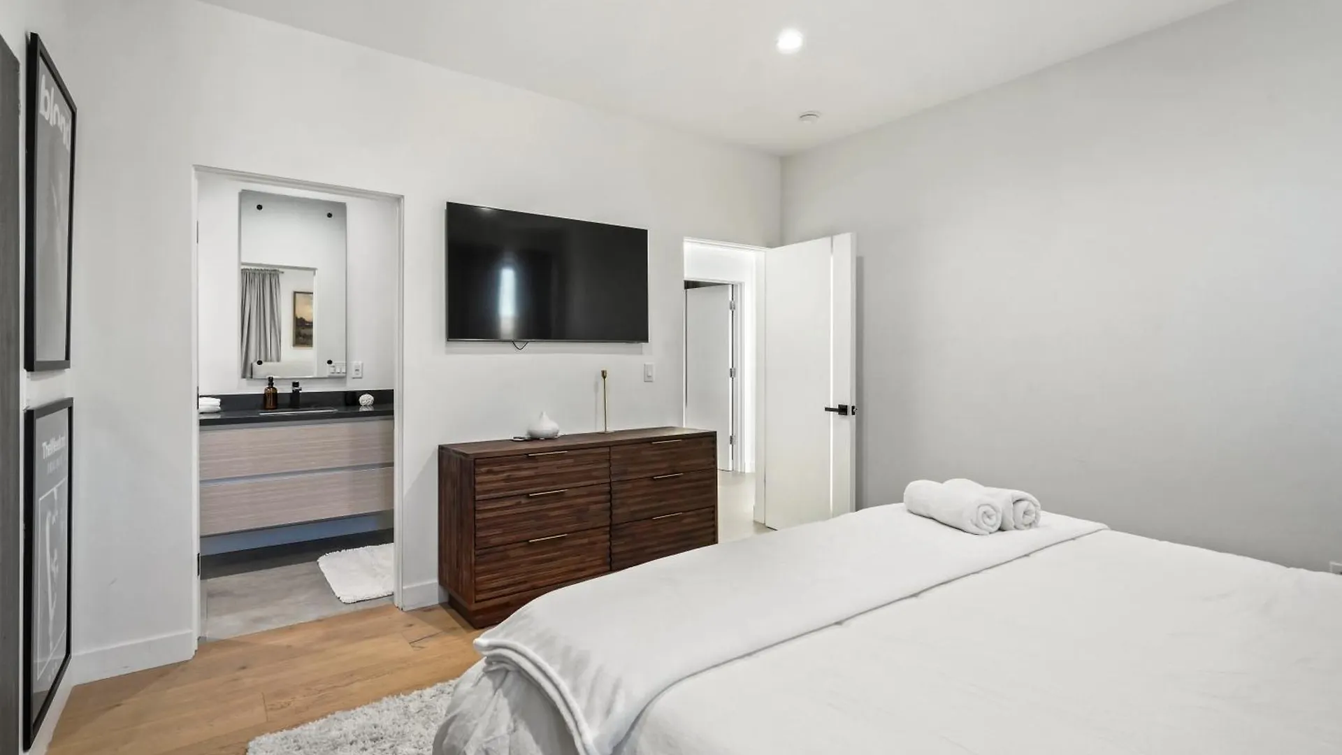 Scandinavian 2Br, 2Bath Townhome, Pet & Kid Friendly, Free Parking, 10Min To Venice Beach! Los Angeles Holiday home